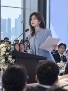 Thẩm Phán Mặc Váy Công Sở