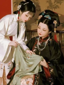 Chiếc Áo Màu Đỏ Lựu